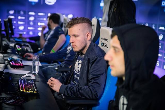 深度解析“串关”的数学陷阱：为什么它永远对庄家有利？（从数学透视串关：为何胜算始终站在庄家一边？）